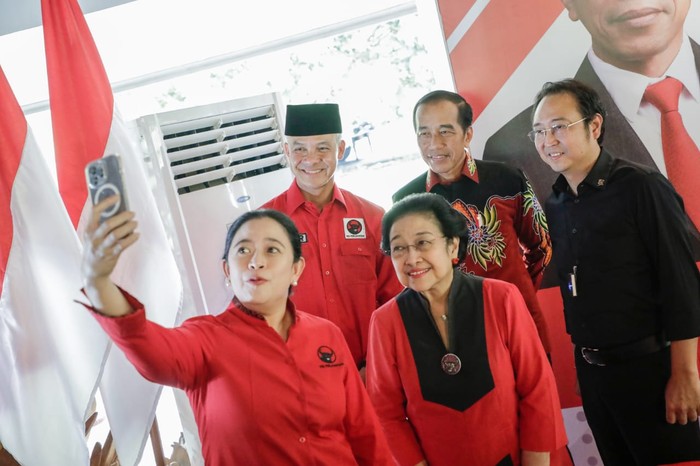 Puan selfie usai deklarasi Ganjar Pranowo capres PDIP di Istana Batutulis, Bogor, Jawa Barat (Jabar), Jumat (21/4/2023).