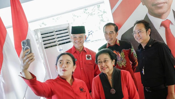Puan selfie usai deklarasi Ganjar Pranowo capres PDIP di Istana Batutulis, Bogor, Jawa Barat (Jabar), Jumat (21/4/2023).