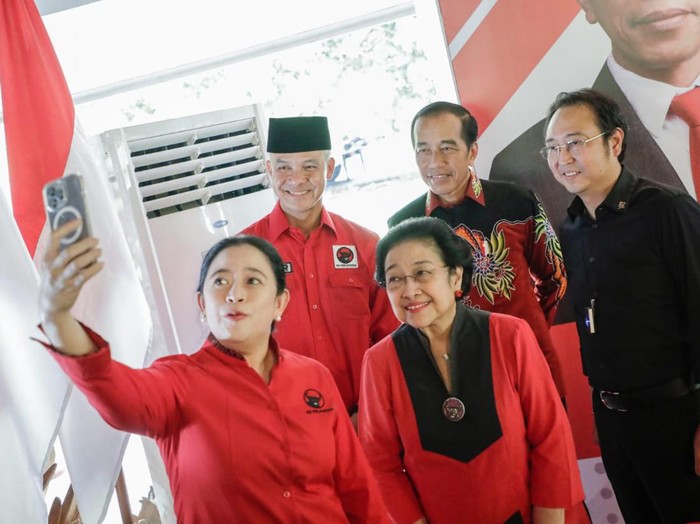 Puan selfie usai deklarasi Ganjar Pranowo capres PDIP di Istana Batutulis, Bogor, Jawa Barat (Jabar), Jumat (21/4/2023).