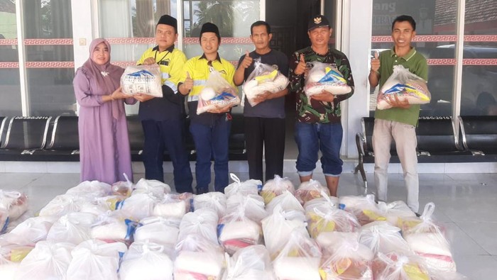 Ratusan paket sembako digulirkan demi menciptakan kebahagiaan masyarakat pada hari kemenangan.