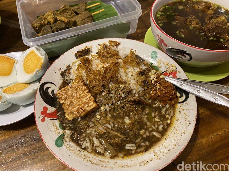Rawon Pak Pangat, gurihnya rawon empal suwir yang melegenda di Surabaya.