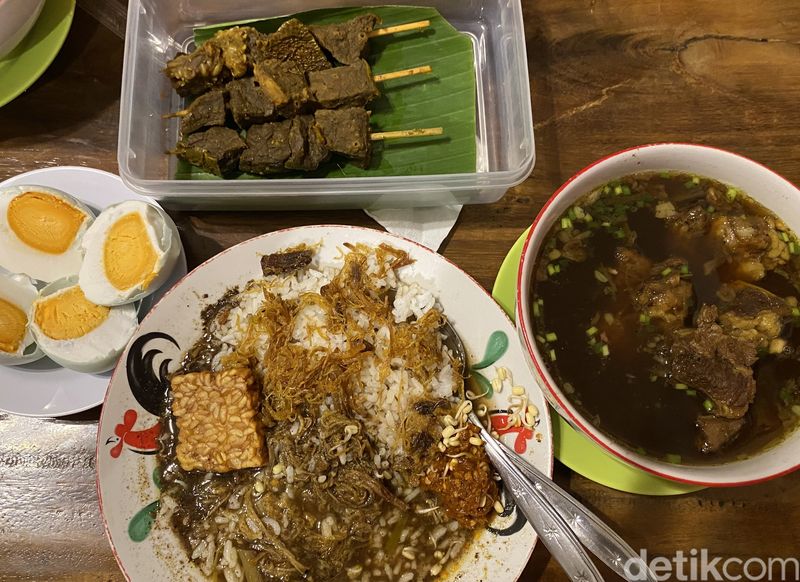 Rawon Pak Pangat, gurihnya rawon empal suwir yang melegenda di Surabaya.