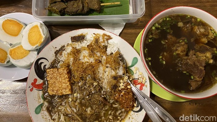Rawon Pak Pangat, gurihnya rawon empal suwir yang melegenda di Surabaya.