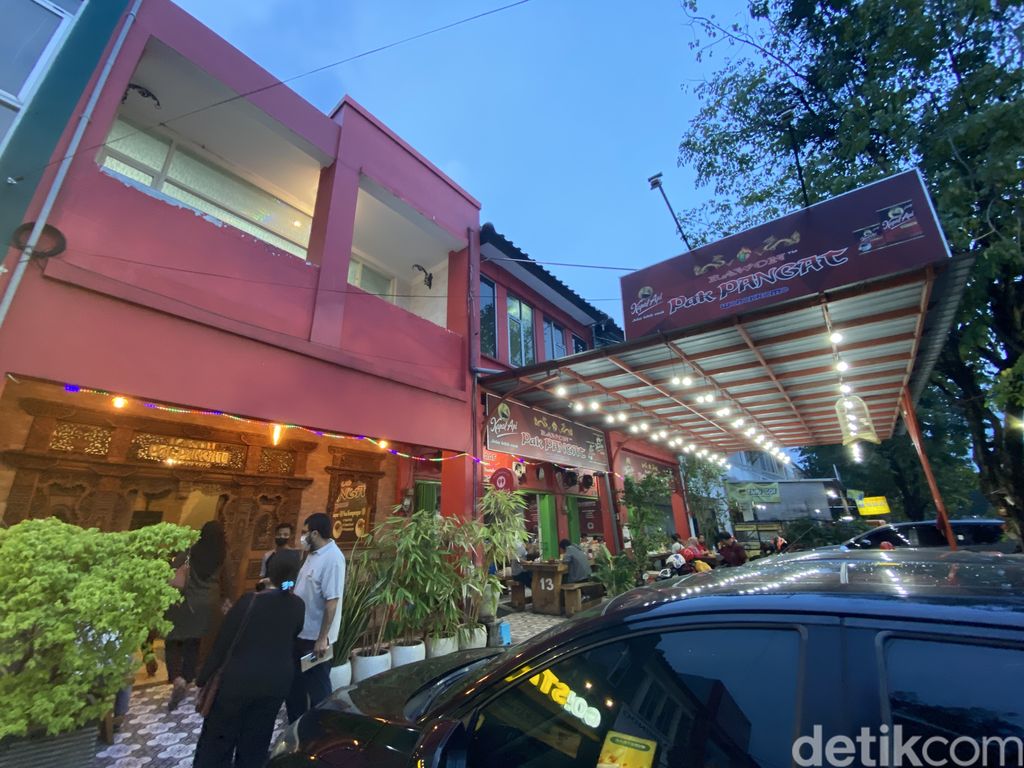 Rawon Pak Pangat, gurihnya rawon empal suwir yang melegenda di Surabaya.