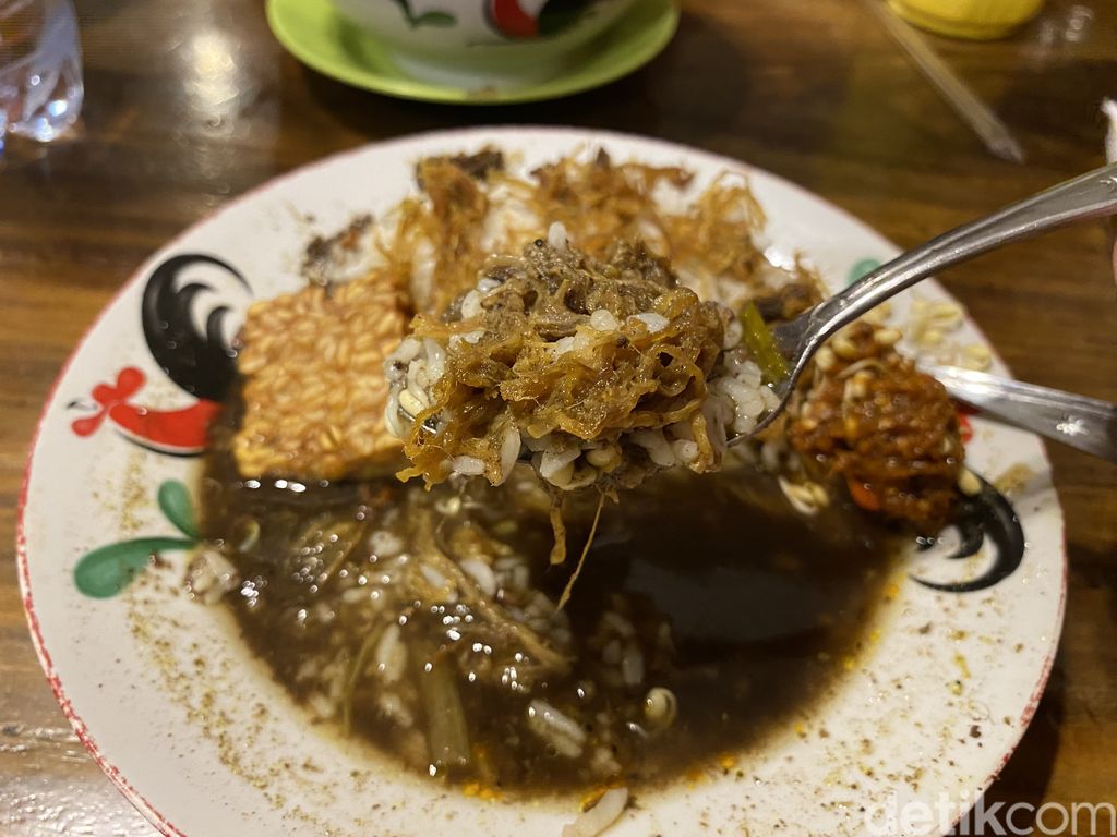 Rawon Pak Pangat, gurihnya rawon empal suwir yang melegenda di Surabaya.