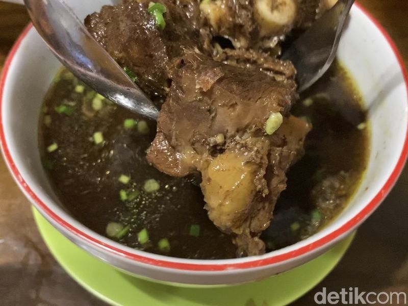 Rawon Pak Pangat, gurihnya rawon empal suwir yang melegenda di Surabaya.