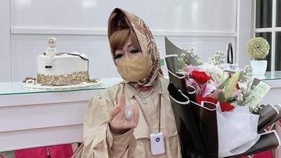 9 Potret Gaya Hijab Runcing Kadinkes Lampung yang Suka Pamer Kemewahan