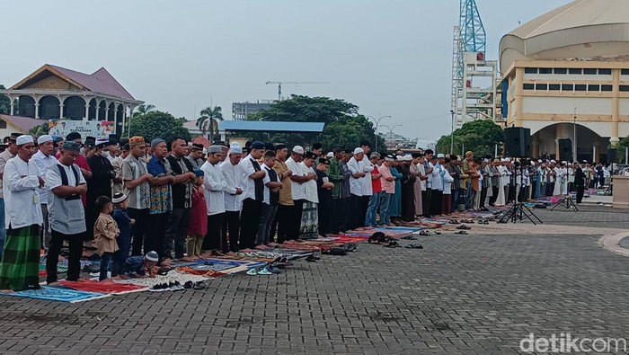 Ribuan jemaah Muhammadiyah Salat Id di Lapangan Astaka, Deli Serdang. (Foto: Goklas Wisely)