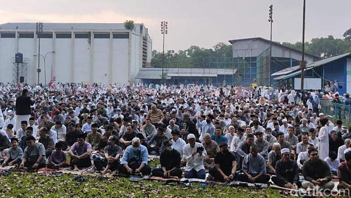 Ribuan warga Muhammadiyah mulai memadati Lapangan Lodaya Kota Bandung untuk melaksanakan Salat Idul Fitri.