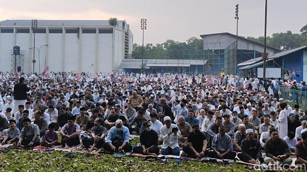 Ribuan warga Muhammadiyah mulai memadati Lapangan Lodaya Kota Bandung untuk melaksanakan Salat Idul Fitri.