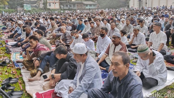 Ribuan warga Muhammadiyah mulai memadati Lapangan Lodaya Kota Bandung untuk melaksanakan Salat Idul Fitri.