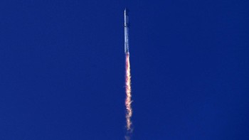Awalnya Starship meluncur dengan mulus dari landasan peluncuran di Texas, Amerika Serikat.