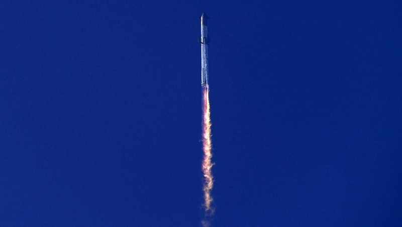 Roket Starship milik SpaceX meledak saat uji coba peluncuran di Texas, AS, Kamis (20/4) waktu setempat. Ledakan terjadi 4 menit setelah peluncuran.