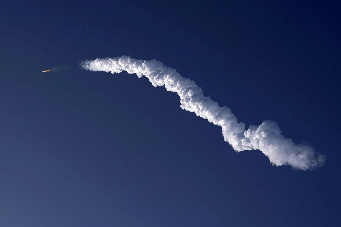Roket Starship milik SpaceX meledak saat uji coba peluncuran di Texas, AS, Kamis (20/4) waktu setempat. Ledakan terjadi 4 menit setelah peluncuran.