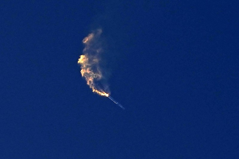 Roket Starship milik SpaceX meledak saat uji coba peluncuran di Texas, AS, Kamis (20/4) waktu setempat. Ledakan terjadi 4 menit setelah peluncuran.