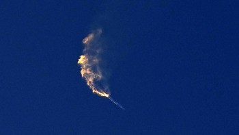 Roket itu mulai jatuh dan meledak empat menit setelah diluncurkan.