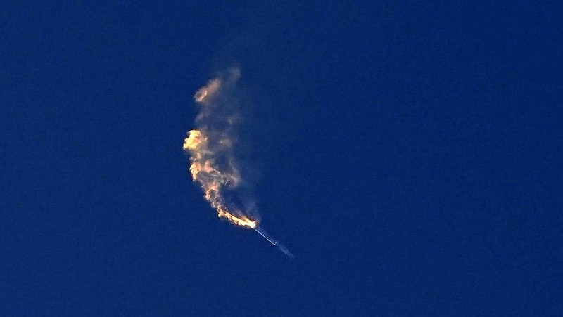 Roket Starship milik SpaceX meledak saat uji coba peluncuran di Texas, AS, Kamis (20/4) waktu setempat. Ledakan terjadi 4 menit setelah peluncuran.
