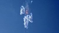 Roket Starship milik SpaceX meledak saat uji coba peluncuran di Texas, AS, Kamis (20/4) waktu setempat. Ledakan terjadi 4 menit setelah peluncuran.
