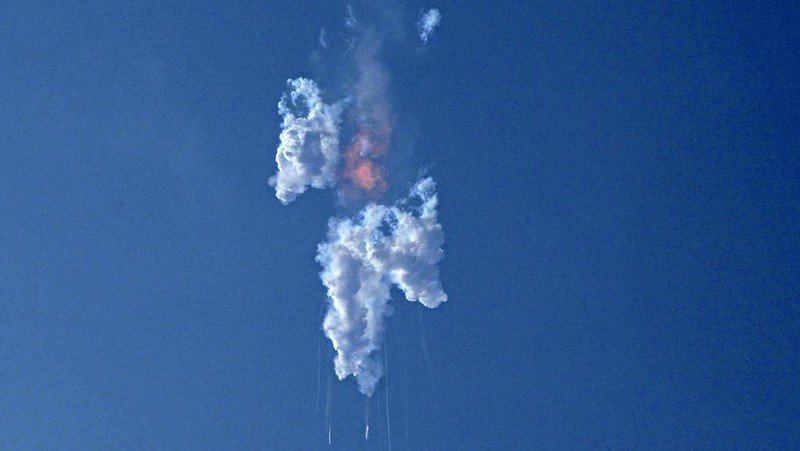 Roket Starship milik SpaceX meledak saat uji coba peluncuran di Texas, AS, Kamis (20/4) waktu setempat. Ledakan terjadi 4 menit setelah peluncuran.