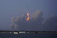 Roket Starship milik SpaceX meledak saat uji coba peluncuran di Texas, AS, Kamis (20/4) waktu setempat. Ledakan terjadi 4 menit setelah peluncuran.
