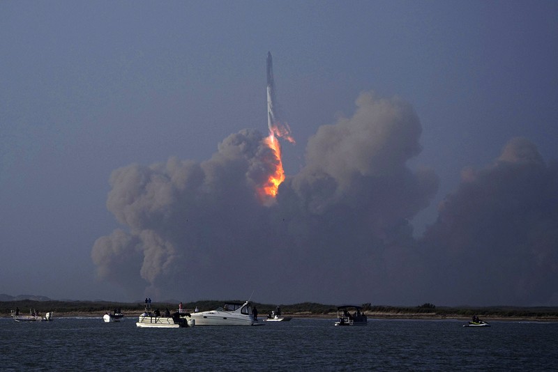 Roket Starship milik SpaceX meledak saat uji coba peluncuran di Texas, AS, Kamis (20/4) waktu setempat. Ledakan terjadi 4 menit setelah peluncuran.