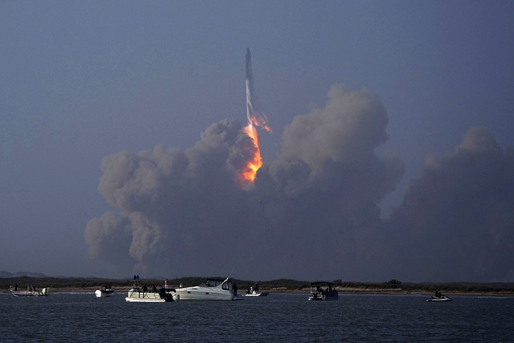 Roket Starship SpaceX Meledak 4 Menit Setelah Diluncurkan Roket Starship milik SpaceX meledak saat uji coba peluncuran di Texas, AS, Kamis (20/4) waktu setempat. Ledakan terjadi 4 menit setelah peluncuran.