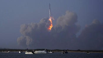 Starship diluncurkan dari fasilitas peluncuran SpaceX di Texas, Amerika Serikat, Kamis (20/4/2023) waktu setempat.