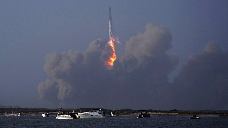 Roket Starship milik SpaceX meledak saat uji coba peluncuran di Texas, AS, Kamis (20/4) waktu setempat. Ledakan terjadi 4 menit setelah peluncuran.