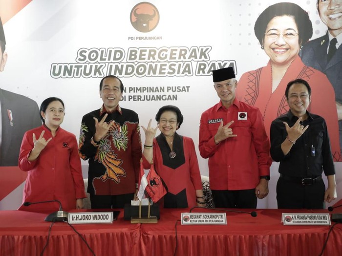 Saat Jokowi dan Megawati Salam Metal Usai Umumkan Ganjar Pranowo Capres (dok Istimewa)