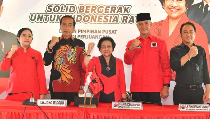 Jakarta - Ketua Umum PDIP Megawati Soekarnoputri didampingi Presiden Joko Widodo (Jokowi) mengumumkan Ganjar Pranowo sebagai calon presiden (capres) PDIP. Usai pengumuman itu, Megawati bersama Jokowi hingga Ganjar berpose salam metal, Jumat (21/4/2023).