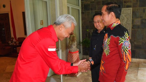 Jakarta - Ketua Umum PDIP Megawati Soekarnoputri didampingi Presiden Joko Widodo (Jokowi) mengumumkan Ganjar Pranowo sebagai calon presiden (capres) PDIP. Usai pengumuman itu, Megawati bersama Jokowi hingga Ganjar berpose salam metal, Jumat (21/4/2023).