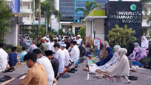 Jemaah Muhammadiyah Kota Mataram, NTB, melaksanakan salat Id di halaman Kampus Ummat sejak 07.30, Jumat (21/4/2023).