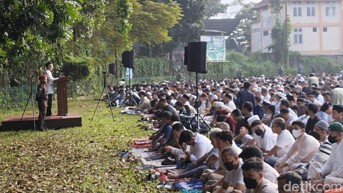 Salat Id di Lapangan Lodaya Bandung.