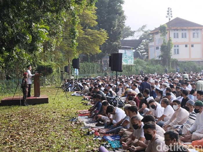 Salat Id di Lapangan Lodaya Bandung.