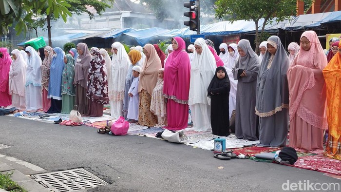 salat id di surabaya