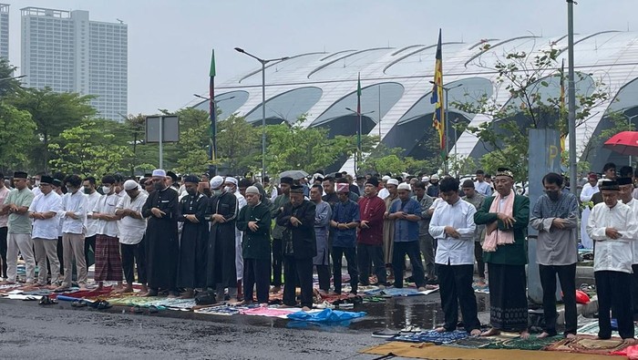 Salat Idul Fitri di Equestrian Park Jaktim Digelar di Tengah Hujan (Silvia Ng/detikcom)
