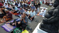 Jemaah doa bersama seusai melaksanakan Salat Idul Fitri di halaman Keraton Kasunanan Surakarta Hadiningrat Solo, Jawa Tengah. Antara Foto/Maulana Surya