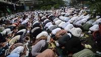 Salat Idul Fitri juga dilaksanakan di halaman parkir Bekasi Cyber Park (BCP), Bekasi, Jawa Barat. Antara Foto/Paramayuda.