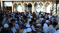 Salat Idul Fitri juga digelar di Masjid At Tanwir Alkazhim yang berada di kawasan Kantor Pimpinan Wilayah Muhammadiyah Kalimantan Barat. Antara Foto/Jessica Helena Wuysang
