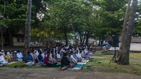 Salat Idul Fitri juga berlangsung di kawasan Pantai Merak, Cilegon, Banten. Seperti diketahui, Muhammadiyah telah menetapkan 1 Syawal 1444 H jatuh pada Jumat, 21 April 2023. Hal ini berdasarkan hasil hisab Majelis Tarjih dan Tajdid Pimpinan Pusat (PP) Muhammadiyah. Antara Foto/Muhammad Bagus Khoirunas.