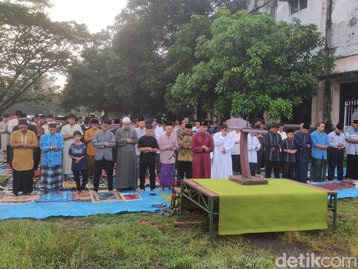Salat Idul Fitri Warga Korban Lumpur Sidoarjo