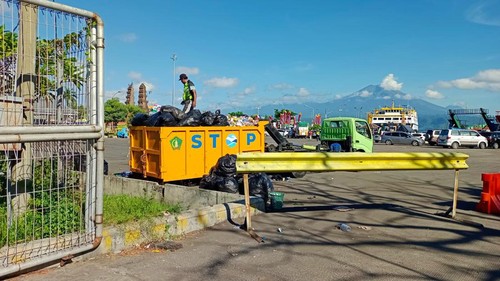 Pemudik meninggalkan sekitar 5 ton sampah di Pelabuhan Gilimanuk. Sampah itu mulai dibersihkan seiring berkurangnya antrean.