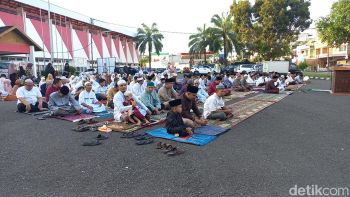 Sejumlah jemaah Muhammadiyah memadati lokasi pelaksanaan Salat Id di Lapangan Koni Kota Jambi (Foto: Dimas Sanjaya).