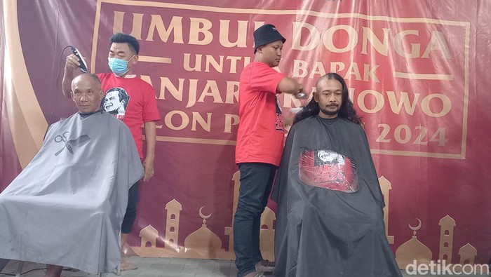 Sejumlah warga Desa Kagokan, Kecamatan Gatak, Sukoharjo saat melakukan cukur gundul, Jumat (21/4/2023).