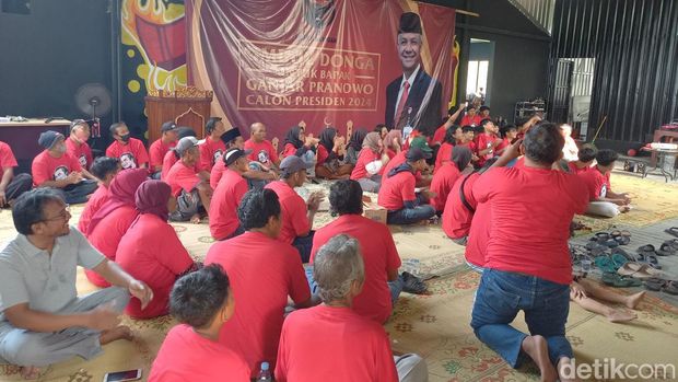 Sejumlah warga Desa Kagokan, Kecamatan Gatak, Sukoharjo saat melakukan cukur gundul, Jumat (21/4/2023).