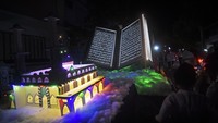 Sejumlah umat muslim mengarak replika masjid saat melakukan takbiran keliling melalui jalan-jalan protokol di Ampenan, Mataram, NTB, Jumat (21/4/2023). 