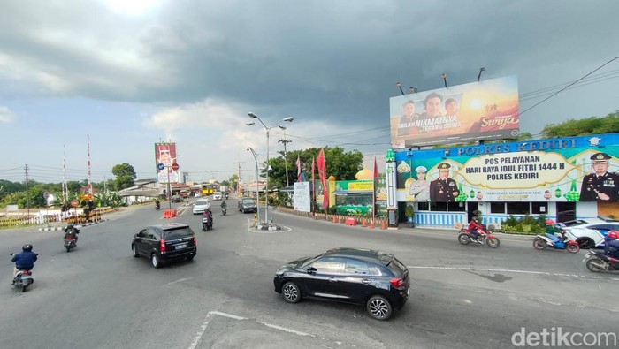 Simpang Mengkreng Kediri masih landai