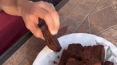 So Sweet! Meski Sekeras Batu, Suami Ini Tetap Puji Brownies Buatan Istrinya