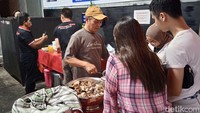Walaupun berbeda lokasi, sop kaki kambing yang disajikan di sini tetap menjaga keaslian resepnya. Tak heran jika warung ini selalu dipadati pelanggan yang biasanya rela pergi ke Bandung demi sop kaki kambing. Foto: detikcom