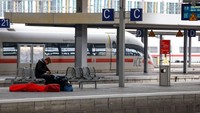 Seorang pelancong sendirian menunggu di peron di stasiun kereta api utama selama pemogokan di Munich, Jerman, Jumat (21/4/2023). 
